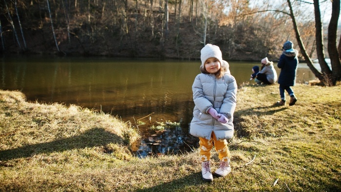 Deti trávia vonku menej času ako väzni. Dovoľte im zašpiniť sa