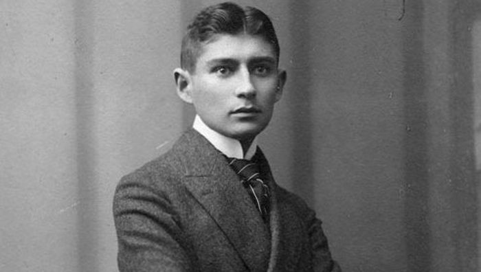 Franz Kafka zomrel pred 100 rokmi. Sledujte jeho najväčšie dielo