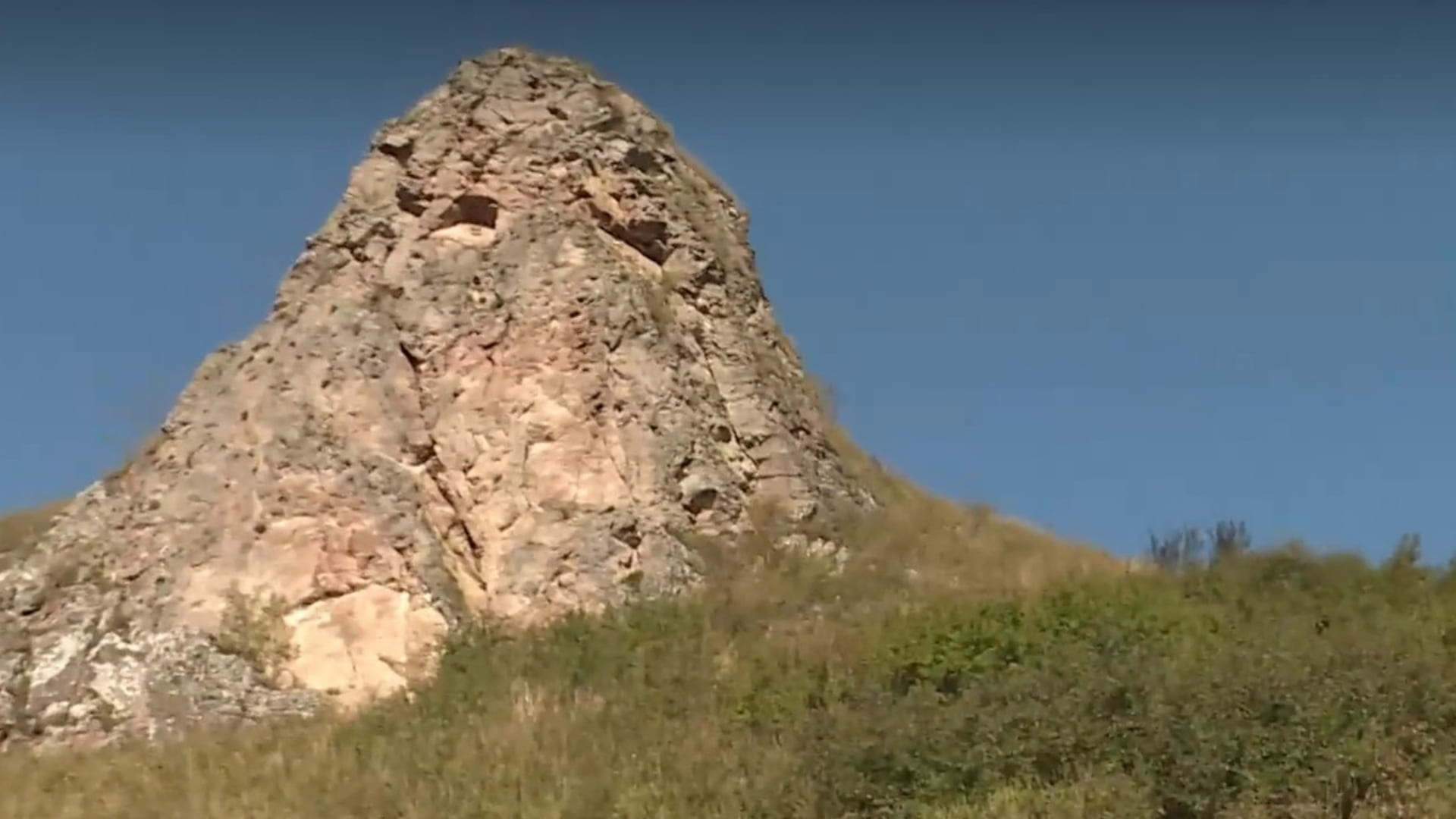 Poznáte našu tajomnú megalitickú stavbu z praveku? Spiaci mních čaká aj na vás