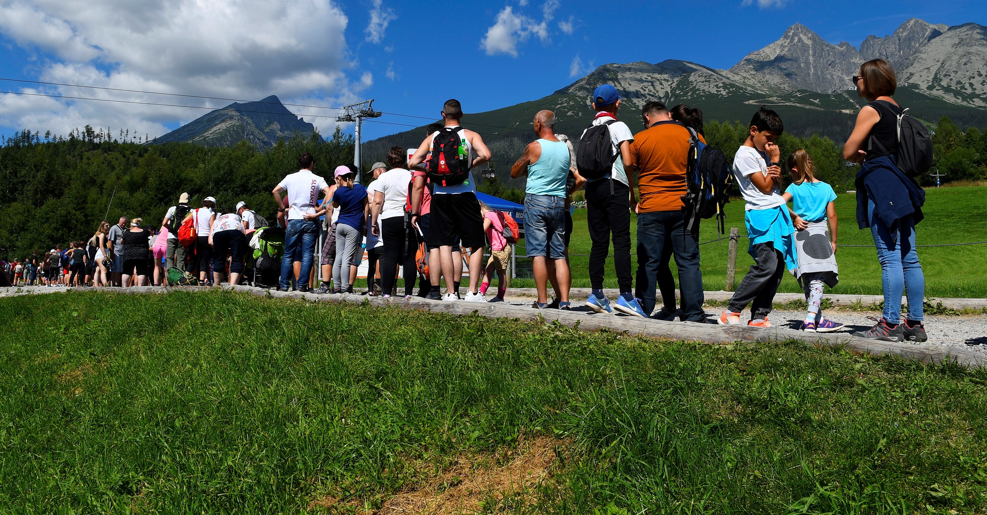 Naše veľhory praskajú vo švíkoch: Kolóny áut, upchaté chodníky