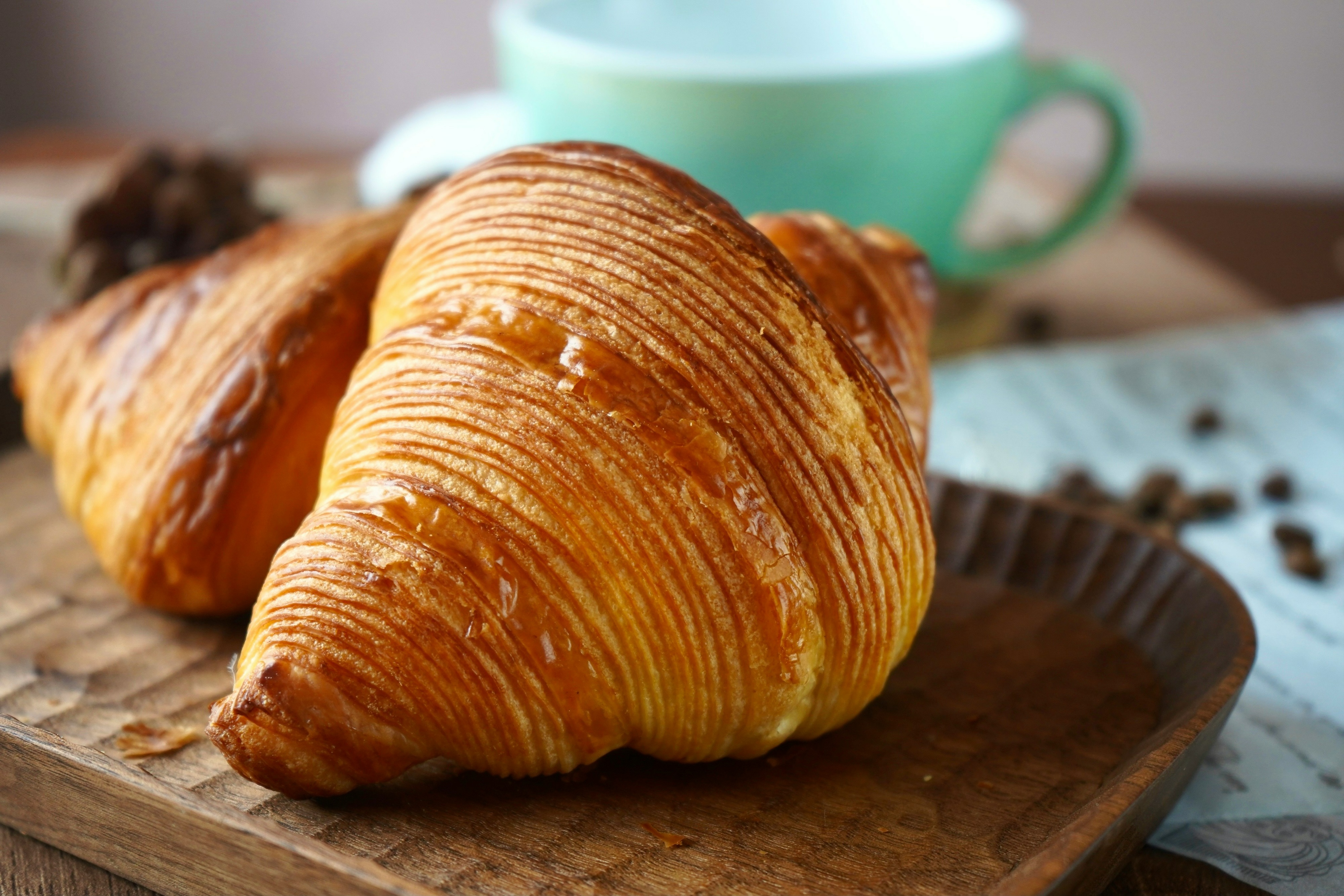 Viete, ako by sa mal správne jesť croissant? Možno ste to celý život robili zle (VIDEO)