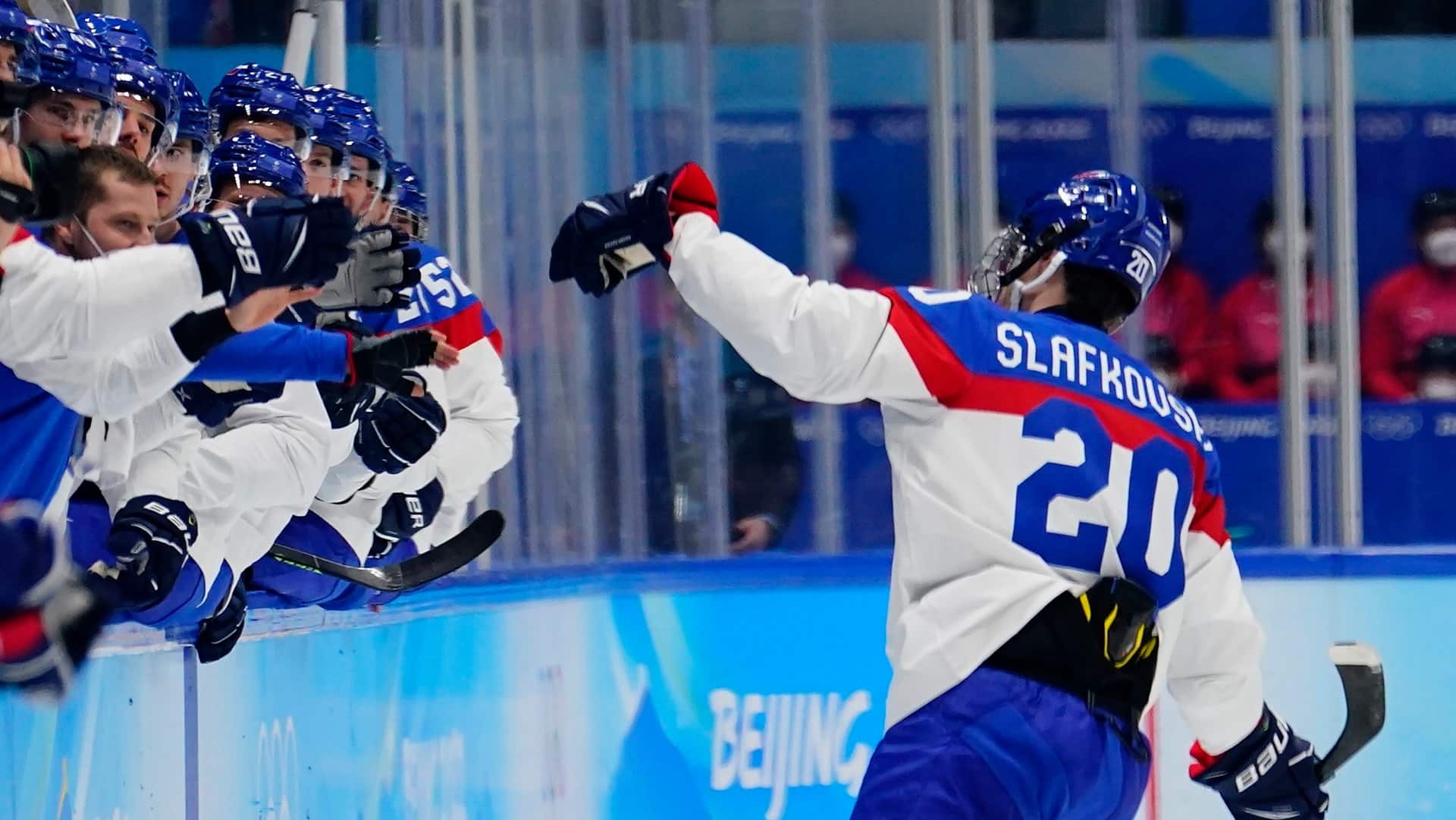 Juraj Slafkovský oslavuje gól na ZOH v Pekingu.