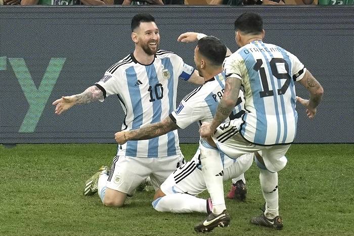 Messi so spoluhráčmi.jpg