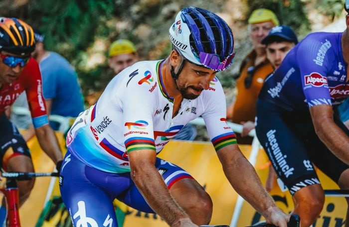 Peter Sagan na Tour de France v pelotóne.