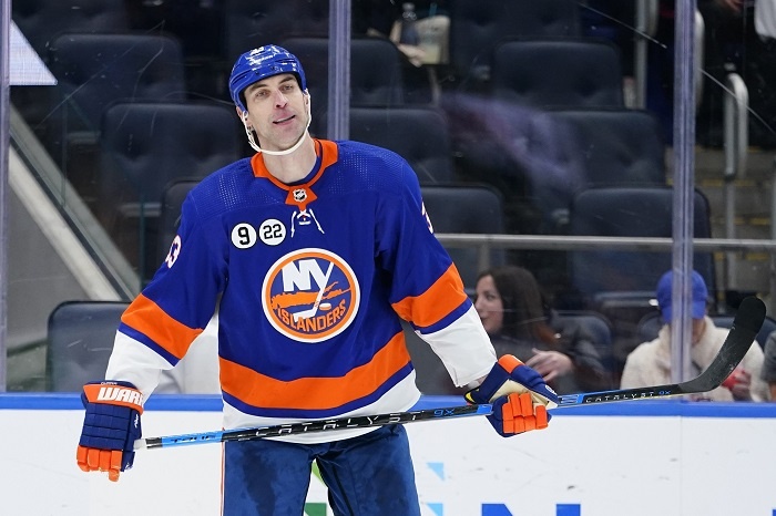 Zdeno Chára v drese NY Islanders.jpg